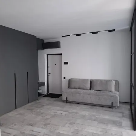 Modern Dark Minimalist With Panoramic Views Appartamento Leopoli