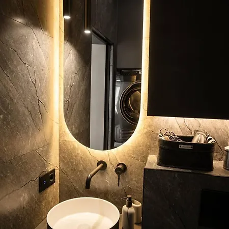 Appartamento Modern Dark Minimalist With Panoramic Views Leopoli